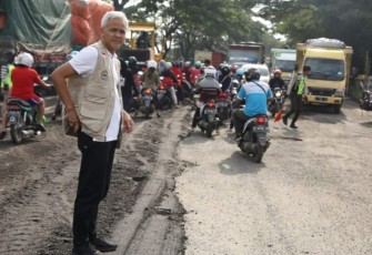 Ganjar Pranowo saat meninjau langsung jalan rusak di Pantura Timur 