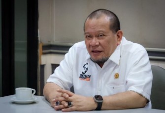 LaNyalla saat memberikan keterangan pers di Surabaya, Rabu (8/3)