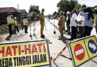 Ganjar Pranowo saat pengecekan jalan Solo - Purwodadi, Senin (13/3)