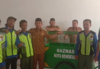 Wakil Wali Kota Bengkulu Dedy Wahyudi Saat Menyerahkan Bantuan 1 Unit Gerobak Sampah