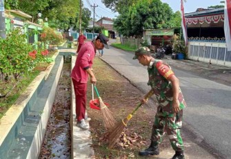 Koptu Siswanto bersama staf desa pembersihan lingkungan 