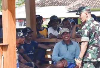 Danrem 081/DSJ Kolonel Inf H. Sugiyono saat berbincang dengan warga