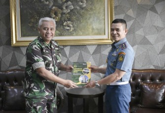 Danpuspomal Brigjen TNI Mar I Made Wahyu Santoso saat menerima cenderamata 