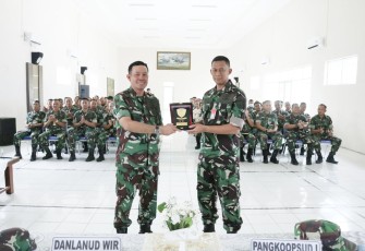 Pangkoopsud I Marsda TNI Bambang Gunarto saat menerima cenderamata Danlanud Wiriadinata 
