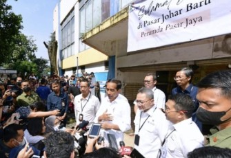 Presiden Joko Widodo menyampaikan keterangannya kepada awak media usai meninjau langsung harga dan ketersediaan sejumlah komoditas pangan di Pasar Johar Baru, Jakarta Pusat, pada Rabu, 5 April 2023.