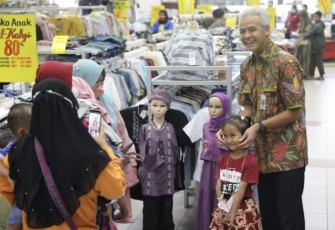 Ganjar saat berbincang dengan pengunjung Mal Paragon Semarang 