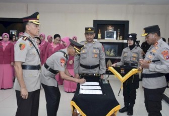 Kapolda NTT Irjen Pol Johni Asadoma saat sertijab 
