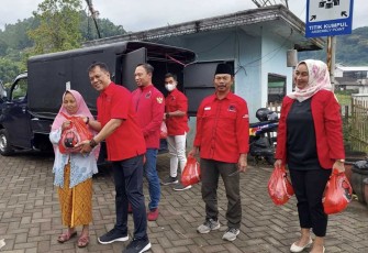 H Khamim Tohari Politisi PDIP Kota Batu saat memberikan paket sembako, Kamis (13/4)