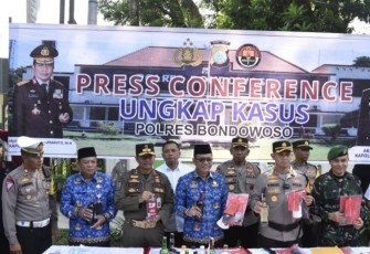 Konferensi pers terkait penghancuran 1.620 botol miras di pendopo Bupati Bondowoso, Senin (17/4)