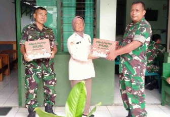 Danramil 0718-01/Pati saat memberikan bingkisan lebaran kepada anggota Koramil