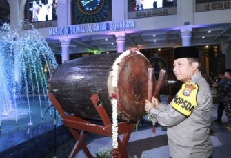 Kapolda Jatim Irjen Pol Toni Harmanto saat tabuh bedug takbir di Masjid Nasional Al-Akbar Surabaya, 