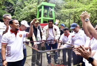 Gubernur Sulsel Andi Sudirman saat melepas kupu-kupu 