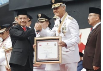 Ganjar Pranowo saat menerima penghargaan dari Mendagri Tito Karnavian di Makassar, Sabtu (29/4)