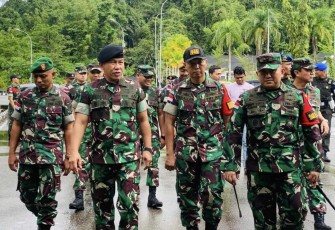Dansatgas Yonif 645/Gty Letkol Inf Hudallah saat mendampingi kunjungan Aster Panglima TNI Mayjen TNI Mochammad Syafei Kasno di PLBN Entikong, Kamis (4/5)