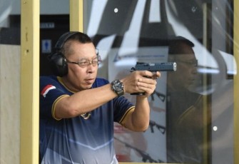 Pangkolinlamil Laksda TNI Yayan Sofiyan latihan menembak, Kamis (4/5)
