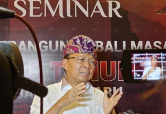 Gubernur Bali I Wayan Koster saat memberikan keterangan pers, Kamis (4/5)