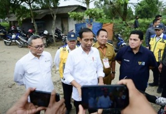 Presiden Jokowi saat memberikan keterangan pers usai meninjau ruas jalan Kota Gajah provinsi Lampung. Jum'at (5/5)
