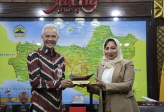 Ganjar Pranowo saat memberikan cenderamata Dubes Qatar, Rabu (10/5)