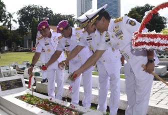 Ziarah dan tabur bunga di TMP 10 Nopember 