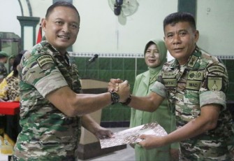 Dandim 0803/Madiun Letkol Inf Meina Helmi saat memberikan penghargaan Mayor Arh Wahyu memasuki MPP, Jum'at (12/5)