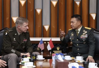 Kasad Jenderal TNI Dudung Abdurachman saat berbincang dengan Kepala Staf US Army General James Charles McConville di Mabesad Jakarta, Jum'at (12/5)