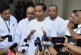 Presiden Joko Widodo menyampaikan keterangannya kepada awak media setelah menghadiri acara Musyawarah Rakyat (Musra) di Istora Senayan, Jakarta, Minggu (14/5)