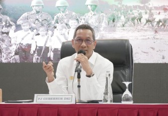 Pj Gubernur DKI Jakarta Heru Budi Hartono saat memberikan pembekalan dalam Apel Dansat Tersebar Kodam Jaya, Senin (15/5)