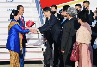 Presiden Joko Widodo dan Ibu Iriana tiba di Bandara Internasional Hiroshima, Jepang, Jum'at (19/5)