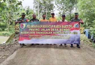Karya Bakti TNI Perbaiki Jalan Rusak 