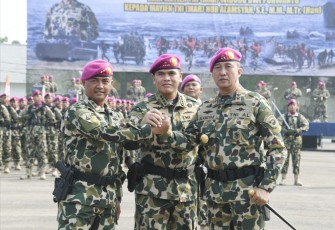 Kasal Laksamana TNI Muhammad Ali bersama Dankormar Mayjen TNI Mar Nur Alamsyah di Cilandak Jakarta, Minggu (21/5)