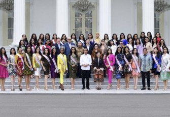 Presiden Joko Widodo berfoto bersama para finalis ajang Puteri Indonesia tahun 2023 di Istana Merdeka, Jakarta, pada Senin, 22 Mei 2023.