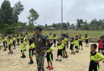Materi senam bersama siswa di perbatasan 