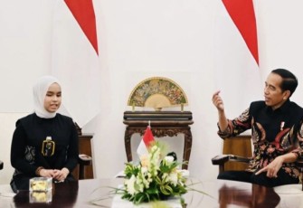 Presiden Joko Widodo saat menerima Putri Ariani, penyanyi asal Indonesia yang meraih golden buzzer America’s Got Talent (AGT) 2023 di Istana Merdeka, Jakarta, pada Rabu, 14 Juni 2023