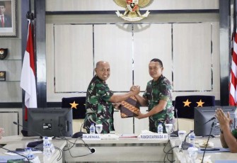 Pangkoarmada III Laksda TNI Rachmad Jayadi saat menerima laporan audit kinerja