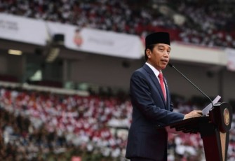 Presiden Joko Widodo memimpin jalannya Upacara Peringatan ke-77 Hari Bhayangkara Tahun 2023 di Stadion Utama Gelora Bung Karno, Jakarta, Sabtu (1/7)