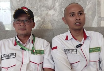 dr. Leksmana dan Rudiyanto, dua petugas yang tergabung dalam tim Safari Wukuh Lansia dan Disabilitas