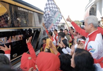 Ganjar Pranowo saat melepas kontingen FORNAS VII tahun 2023 di stadion Jatidiri Semarang