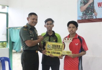 Dandim 1001/HSU-BLG Letkol Inf Dhuwi Hendradjaja saat memberikan hadiah pemenang turnamen tenis meja. Kamis (6/7) 
