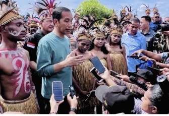 Presiden Joko Widodo saat memberikan keterangan pers di ajang Papua Street Carnival, Jayapura, Jum'at (7/7)