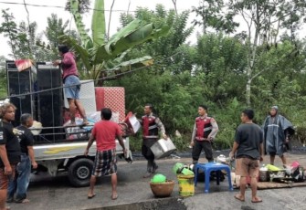 Personel Polres Lumajang saat membantu evakuasi korban bencana lahar dingin gunung Semeru 