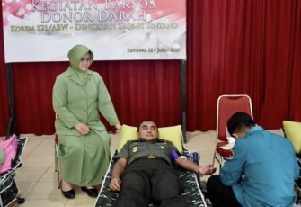 Danrem 121/Abw Brigjen TNI Pribadi Jatmiko saat donor darah, Selasa (11/7)