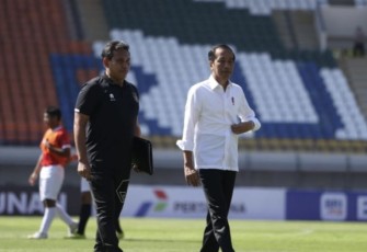 Presiden Joko Widodo bersama Pelatih U-17 Bima Sakti di Stadion Si Jalak Harupat Kabupaten Bandung, Rabu (12/7)