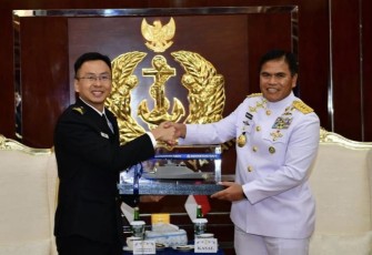 Kasal Laksamana TNI Muhammad Ali menerima cenderamata dari Chief of Navy RSN RADM Sean Wat di Mabesal, Jakarta, Kamis (13/7)
