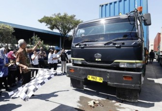 Ganjar Pranowo saat melepas ekspor benang ke India, dan Brazil di pabrik Duniatex Group Demak, Selasa (18/7)