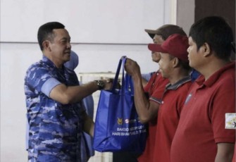 Pangkoopsud I Marsda TNI Bambang Gunarto saat memberikan paket sembako ke warga