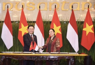 Ketua DPR RI Puan Maharani bersama Ketua Majelis Nasional Vietnam Vuong Dinh Hue usai penandatanganan MoU di gedung Nusantara Komplek Parlemen Senayan Jakarta, Jum'at (4/8)