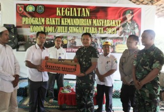 Dandim 1001/HSU-BLG Letkol Inf Dhuwi Hendradjaja saat memberikan bibit ayam ke warga, Rabu (9/8)
