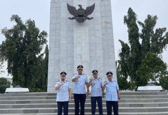 Kalapas Binjai Theo Adrianus dan jajaran saat ziarah dan tabur bunga di TMP, Rabu (9/8)