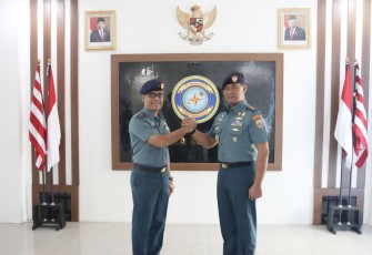 Danguspurla Koarmada III Laksma TNI Mochammad Riza saat melantik Kepala Staf Guspurla Koarmada III di Mako Guspurla III, Tawiri, Ambon, Selasa (15/8)