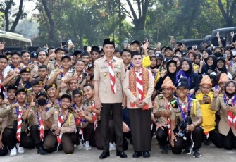 Presiden Joko Widodo dan Ibu Iriana Joko Widodo meninjau langsung kegiatan Raimuna Nasional XII Gerakan Pramuka Tahun 2023 yang digelar di Bumi Perkemahan Pramuka Cibubur, Jakarta, pada Selasa, 15 Agustus 2023